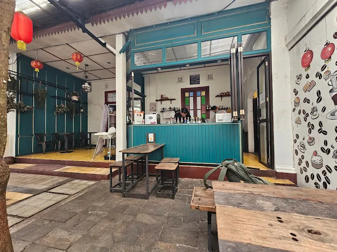 [Gambar seorang barista sedang membuat kopi]