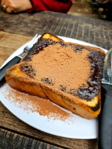 [Gambar roti croissant segar di atas nampan]