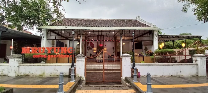 Suasana interior Toko Roti Mruyung