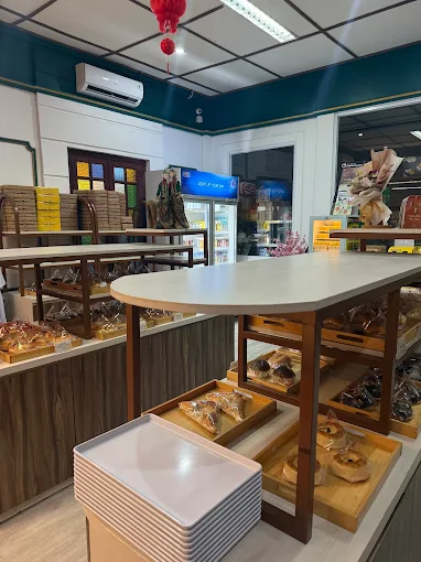 [Gambar aneka roti di atas meja kayu]